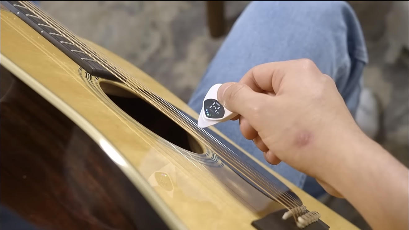 2-in-1 Chromatic Guitar Tuner & Pick
